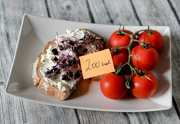 Eine leckere Mahlzeit mit Brot & Tomaten hat circa 200 kcal und hilft bei der Fettverbrennung
