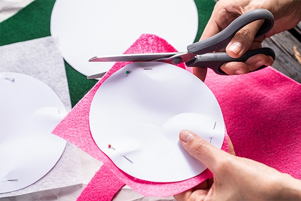 Den Filz entlang der Vorlage aus Kreisen zurechtschneiden