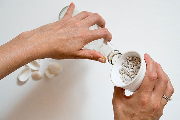 Sommerliche Tischdeko mit Kieselsteinen