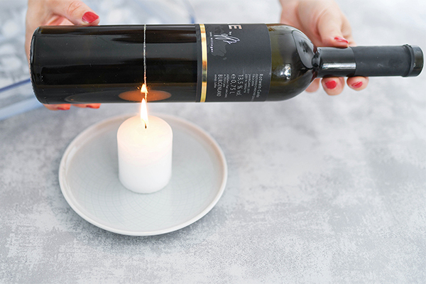 Bruchstelle über einer Kerze erhitzen.