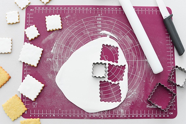 Der Fondant wird ebenfalls ausgerollt und mithilfe der Formen ausgestochen