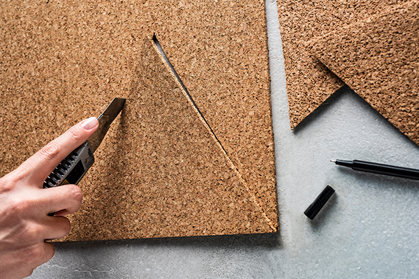 Kork mit Cuttermesser geschnitten