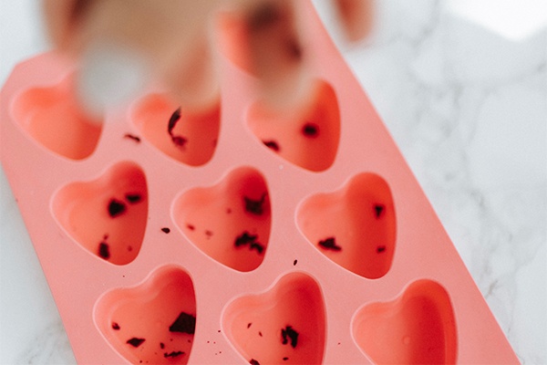 DIY Seifenherzen mit Rosenduft in Silikon-Form