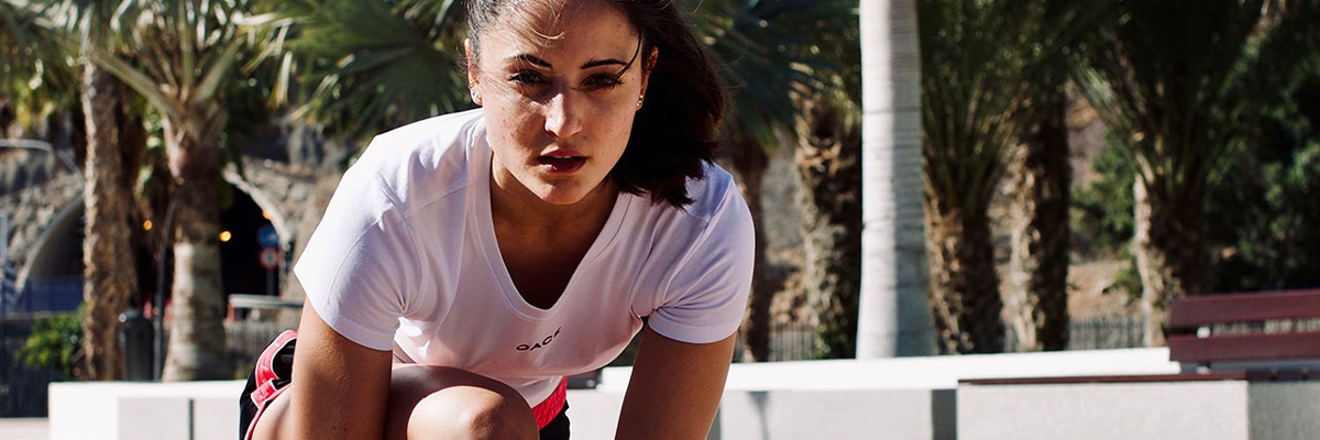 Natacha von the Chocolate Suitcase schaut motiviert und voller Energie