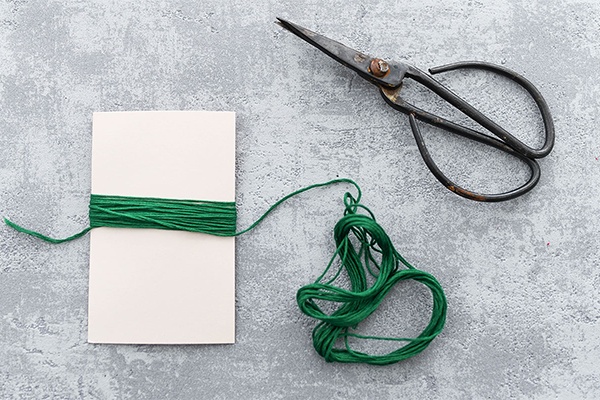 DIY Florale Lesezeichen aus Bändern und Pappe zusammenschneiden