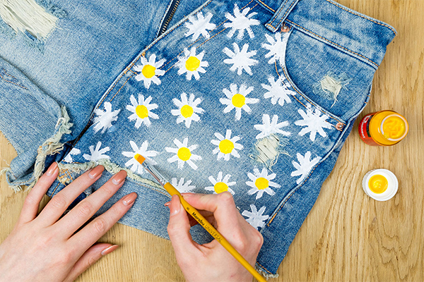 Gemalte Margeriten auf Jeans