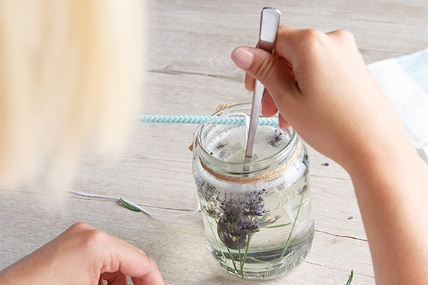 Gelsenkerze wird umgerührt