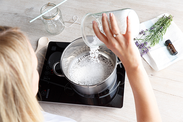 Wachs in einem Topf erhitzt