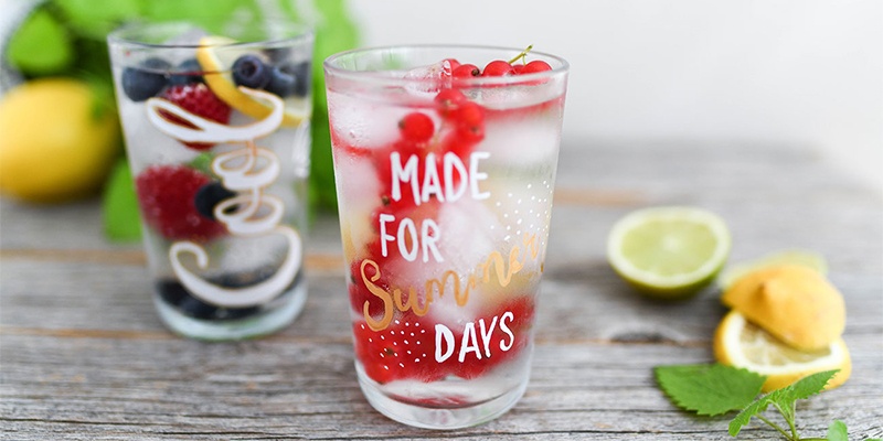 Individuell gestaltete Gläser mit schönem Handlettering als Dekoration