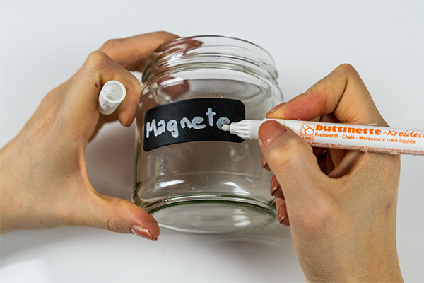 Glas wird beschriftet