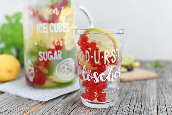 Individuell gestaltete Gläser mit schönem Handlettering als Dekoration