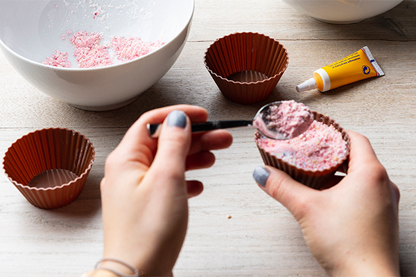 Gefärbtes Natron in Muffinformen