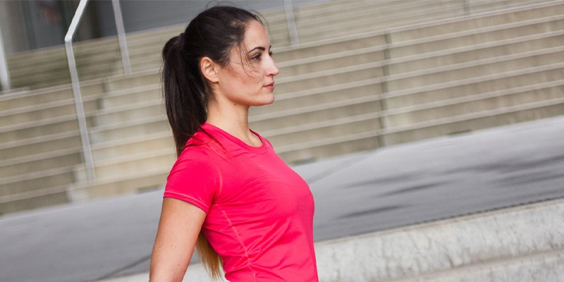 Natacha von the Chocolate Suitcase schaut fokussiert, motiviert und konzentriert