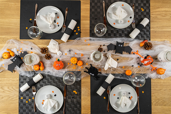 Gedeckter Tisch mit Halloween Dekoration