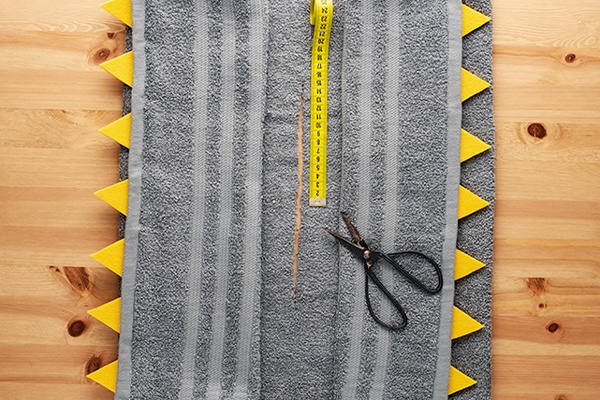 Von der Mitte jeweils 14cm nach links und 14cm nach rechts abmessen