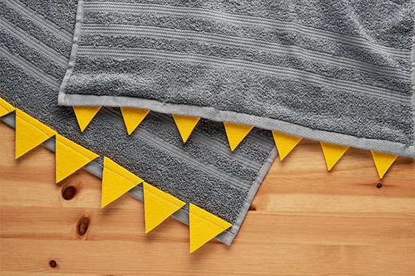 Das Handtuch wird nun als Kapuze mit Dinozacken an der Seite zurechtgeschnitten