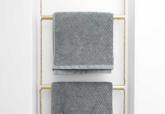 Selbst gestalteter DIY Handtuchhalter aus Seilen und Rohren