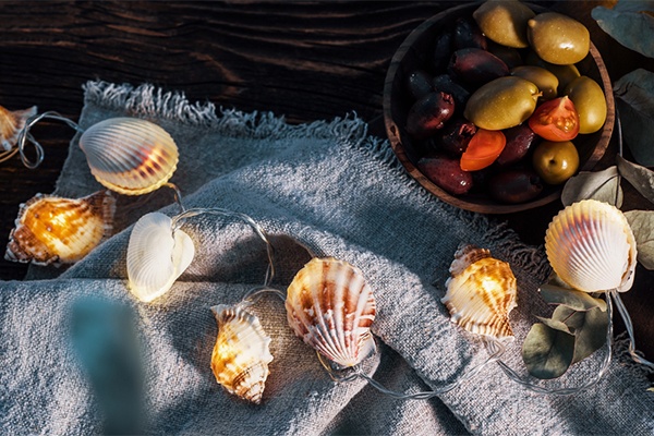 Dekoration für Urlaubsfeeling mit der fertigen, leuchtenden Muschelkette