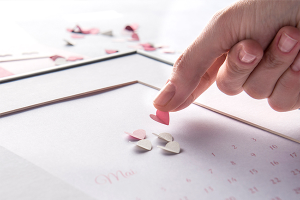 Herzen auf ein Blatt geklebt