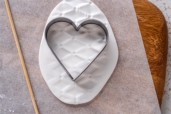 Die DIY Duft-Anhänger mit einem Keksausstecher in Herzform bringen