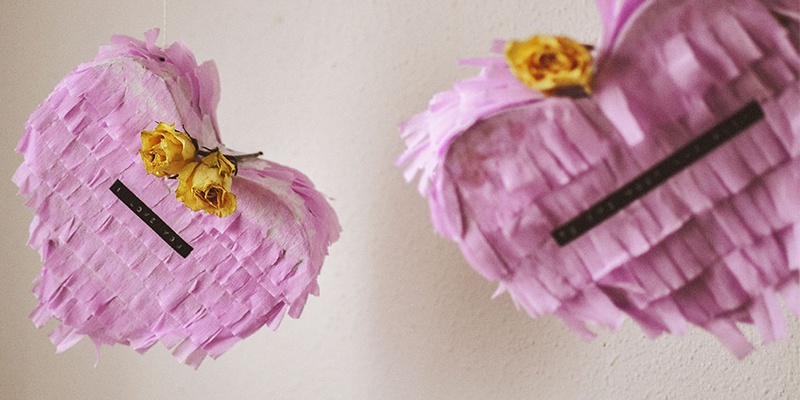 Rosa DIY Herz-Pinata als süßes Geschenk zum Valentinstag 