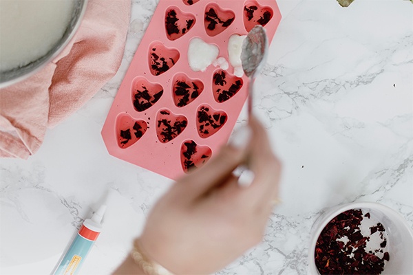 Silikon-Formen nach und nach befüllen