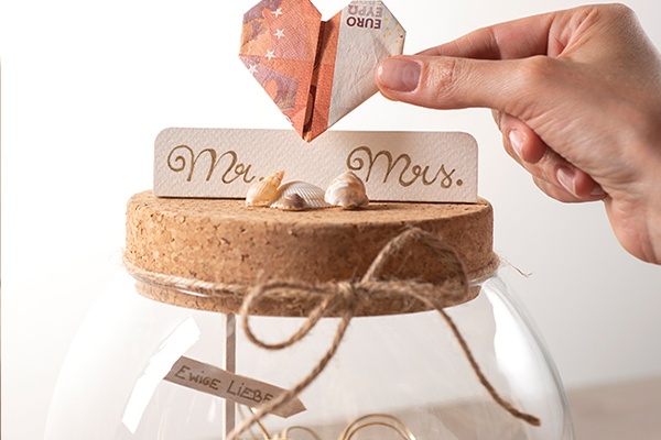 Geldgeschenk zur Hochzeit mit süßen Kleinigkeiten verzieren