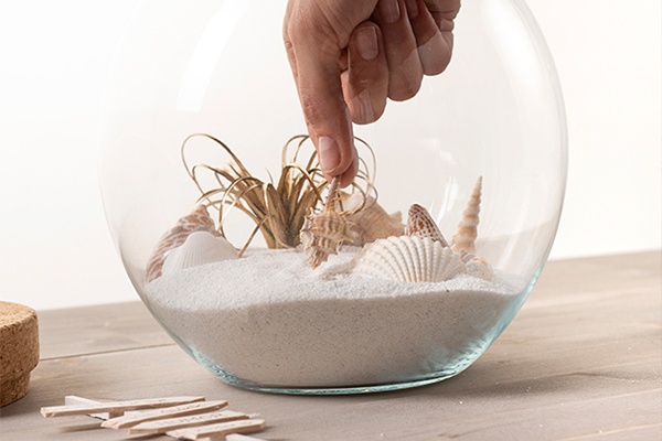 Glas mit Sand als Strand dekorieren