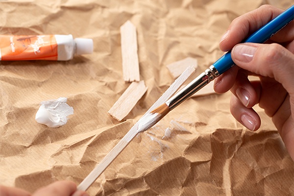 Die einzelnen Teile mit weißer Acrylfarbe bemalen