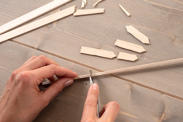 Aus dem dünnen Balsaholz mit einem Cuttermesser die Einzelteile schneiden