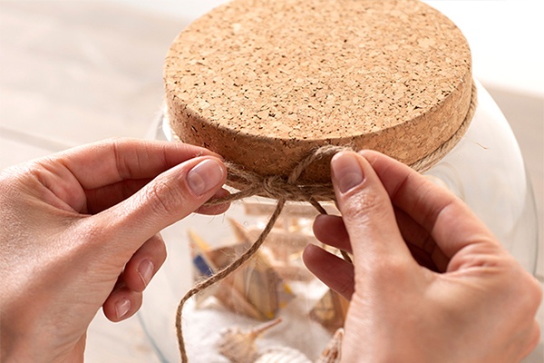 Glas schließen und mit einem Band verzieren