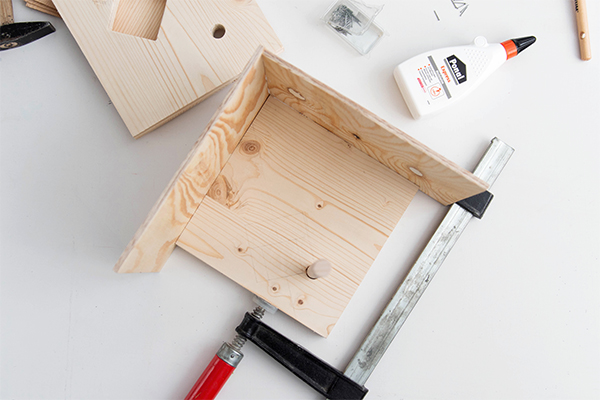 Vogelhaus wird zusammengeleimt.