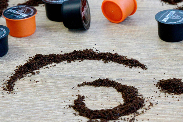 Kaffeekapseln und Kaffeesatz