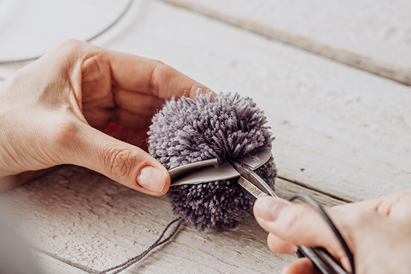 Bonbons aus Wolle zuschneiden