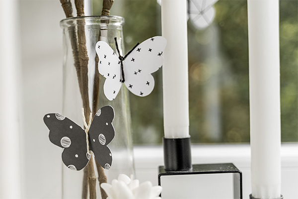 Papier-Schmetterlinge auf Vase