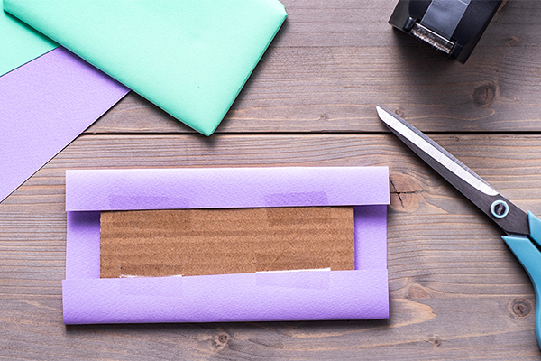 Karton mit Farbpapier