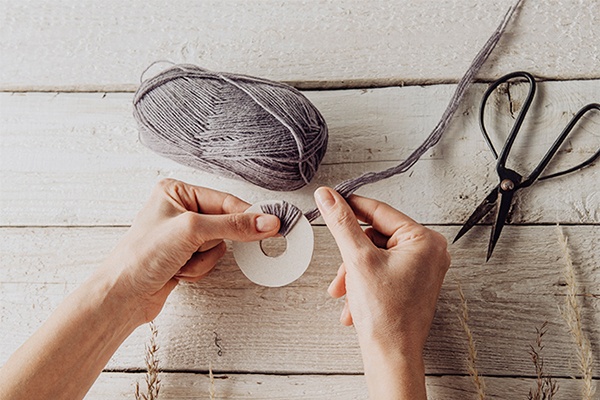 Bommel für den Traumfänger aus Wolle basteln