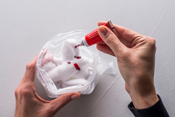 Lebensmittelfarbe und den Rasierschaum in einem Beutel zusammengeben