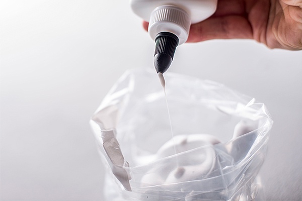 Lebensmittelfarbe mit Rasierschaum vermengen