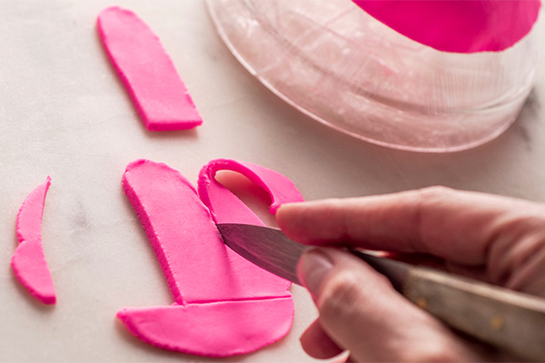 Knetmasse wird geschnitten