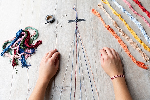 Selbstgeknüpftes Freundschaftsarmband zurechtknüpfen