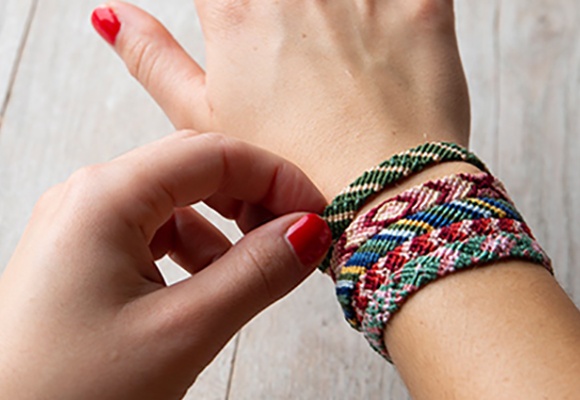 Schöner Freundschaftsbeweis für das Handgelenk, Cooles, selbstgeknüpftes Freundschaftsarmband aus Fäden geknüpft