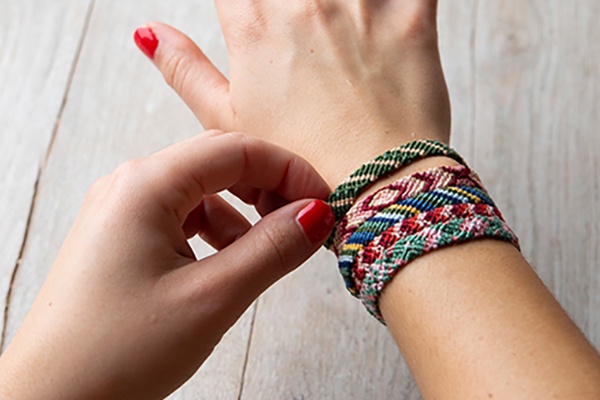 Schöne Knüpfarmbänder als Freundschaftsbeweis am Handgelenk