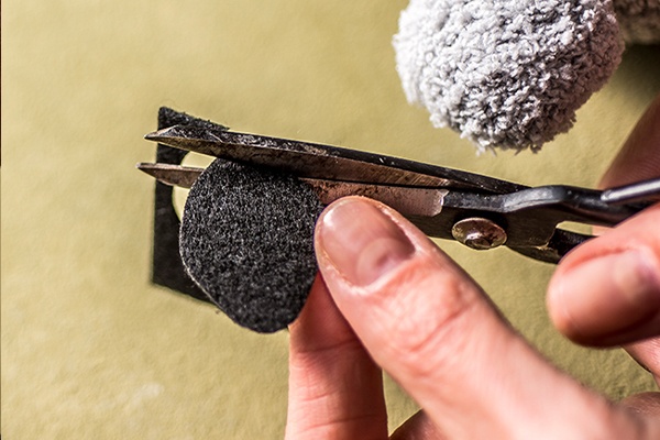 Den Koala-Plüschbären mit Deko aus Filz verzieren