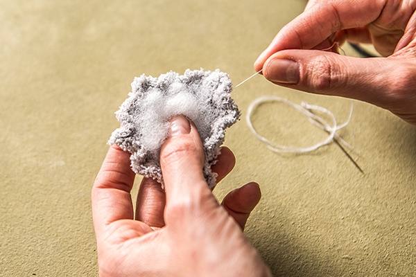 Ohren für den Koala-Plüschbären nähen