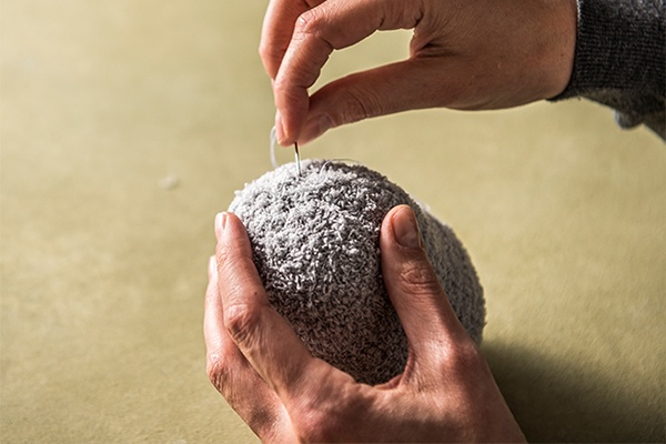 Socken mit einem Steppstich entlang der Kante verschließen