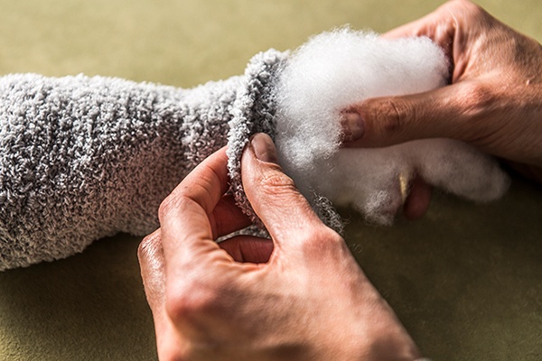Socke für den Koala-Plüschbär mit Watte befüllen