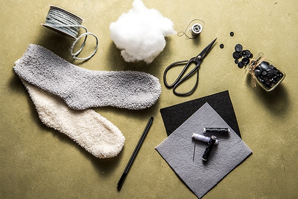 Material für einen Koala-Plüschbär zusammenlegen