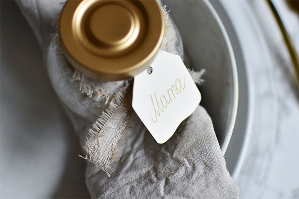 Glas mit Serviette und Mama-Schild