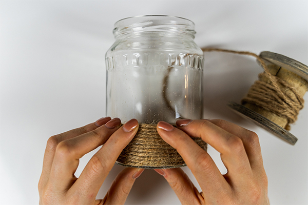 Glas mit Juteschnur umwickelt